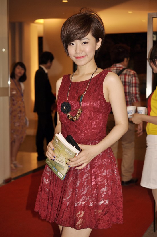 (Ảnh: Xz) Xem thêm: Top những chiếc váy khoe lưng táo bạo của Sao Việt
