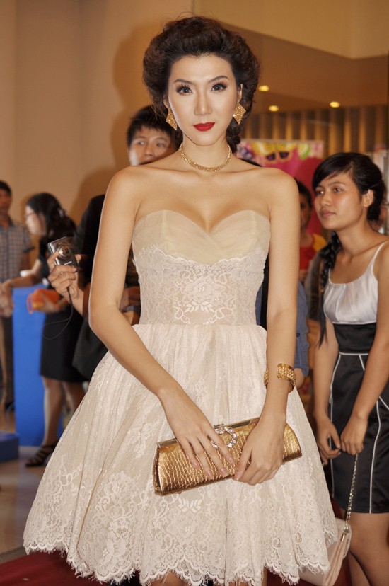 Ngọc Quyên lần đầu tiên ngọt ngào, mang dáng vẻ công chúa đến thế. (Ảnh: Xz) Xem thêm: Top những chiếc váy khoe lưng táo bạo của Sao Việt