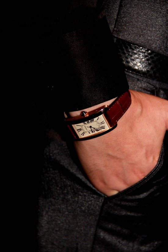 Lấp ló phía dưới cổ tay áo nam ca sĩ là chiếc đồng hồ thương hiệu Cartier. Xem thêm: Những chiếc túi "đụng hàng" xuyên lục địa của Sao Việt