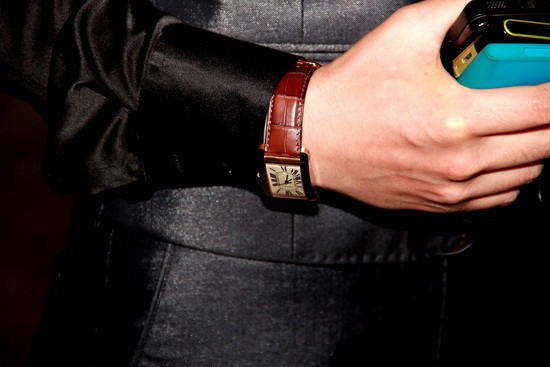 Trước đó, trong một sự kiện diễn ra tối 15.5, Nathan Lee cũng đeo trên cổ sợi dây chuyền hiệu Cartier có giá 200 triệu đồng. Chiếc đồng hồ da cao cấp này có giá trị lên tới 1 tỷ đồng. Xem thêm: Những chiếc túi "đụng hàng" xuyên lục địa của Sao Việt