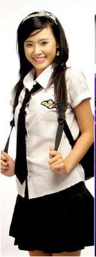 Hotgirl Midu luôn xinh đẹp và duyên dáng trong bộ đồng phục học sinh. Xem thêm: Các kiểu trang phục "tố giác" điểm xấu của Sao Việt