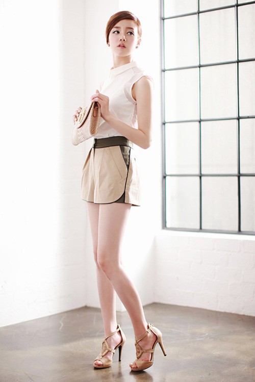 Chiếc quần short đơn giản cũng có thể hấp dẫn hơn nhờ những cách phối màu cá tính. Xem thêm: "Cưng" váy ren sexy, quyến rũ như Sao Hàn