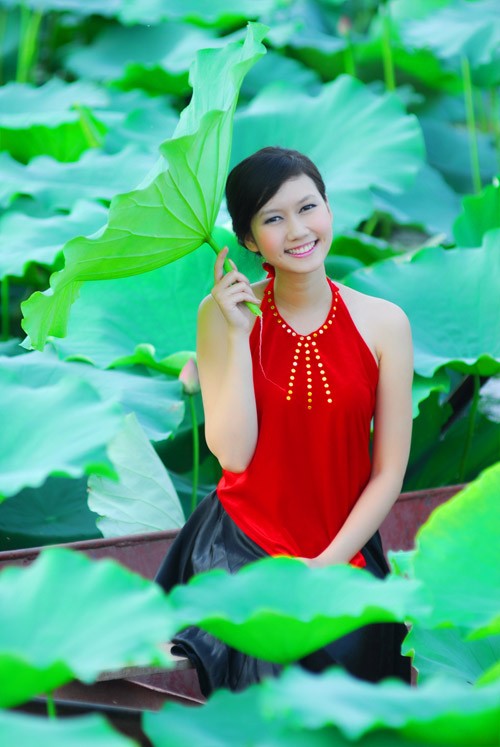 Yếm đào không chỉ là trang phục thể hiện nét dịu dàng nữ tính của phụ nữ Việt, mà nó còn là một hình ảnh được nhiều nhà thơ lấy tứ. (Ảnh: 24h) Xem thêm: Cơn sốt "thiên sứ 9X": Đẹp như mỹ nhân cổ trang Trung Hoa