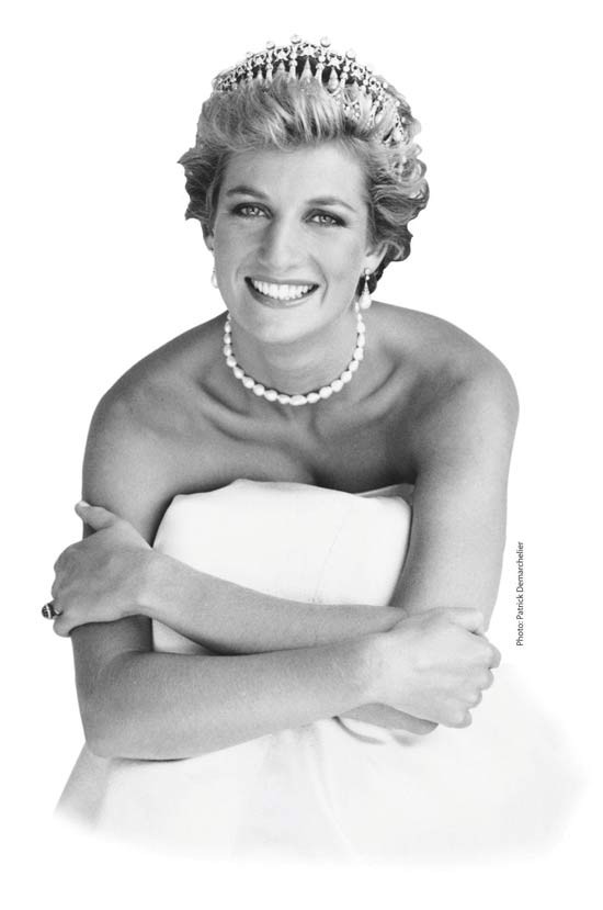 Công nương Diana chào đời ngày 1/7/1961 tại xứ Wales, thuộc dòng dõi quyền quý. Thiên thần xinh đẹp khiến mọi người phải trầm trồ, nhưng không ai ngờ được rằng cô bé này sẽ trở thành biểu tượng sắc đẹp được cả thế giới tôn vinh, ngưỡng mộ sau này. Xem thêm: "Mỹ nhân cổ trang" Hồ Tịnh, 15 năm hương sắc vẫn ngọt ngào