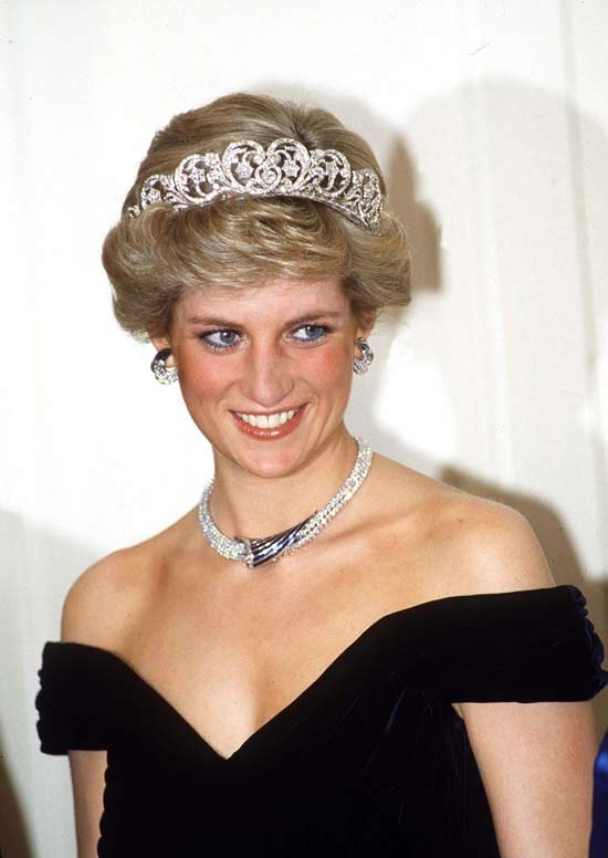 Công nương Diana không đơn thuần là biểu tượng sắc đẹp, thời trang của nước Anh, mà còn được người dân nể phục bởi sự thông minh và tấm lòng nhân ái. Xem thêm: "Mỹ nhân cổ trang" Hồ Tịnh, 15 năm hương sắc vẫn ngọt ngào