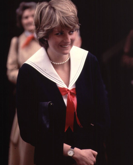 Sai khi kết hôn với Thái Tử Charles, Công nương Diana còn được biết đến là một trong những biểu tượn thời trang thế giới. Xem thêm: "Mỹ nhân cổ trang" Hồ Tịnh, 15 năm hương sắc vẫn ngọt ngào