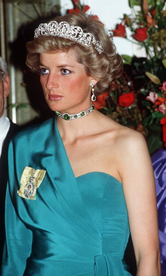 Diana đặc biệt rất biết cách tôn vinh những gì bà mặc bằng như chi tiết nhỏ: dây chuyền ngọc trai, túi xách tay… Những chiếc túi xách của nàng đã trở thành mốt vào năm 1995 khi Diana đến thăm Paris. Xem thêm: "Mỹ nhân cổ trang" Hồ Tịnh, 15 năm hương sắc vẫn ngọt ngào
