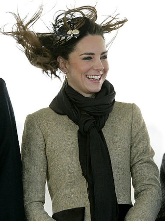 Kate Middleton, vợ hoàng tử Williams cũng có lúc không còn giữ được vẻ ngoài thanh lịch vốn có bởi mái tóc rối tung trong gió. Xem thêm: Nghệ thuật chưng diện "màn hình phẳng" của Sao Hoa ngữ