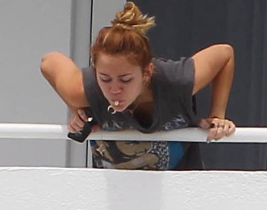 Trông hình ảnh Miley Cyrus thật bẩn thỉu khi vô ý đứng trên ban công khách sạn Miami rồi nhỏ nước bọt xuống dưới. Xem thêm: Nghệ thuật chưng diện "màn hình phẳng" của Sao Hoa ngữ