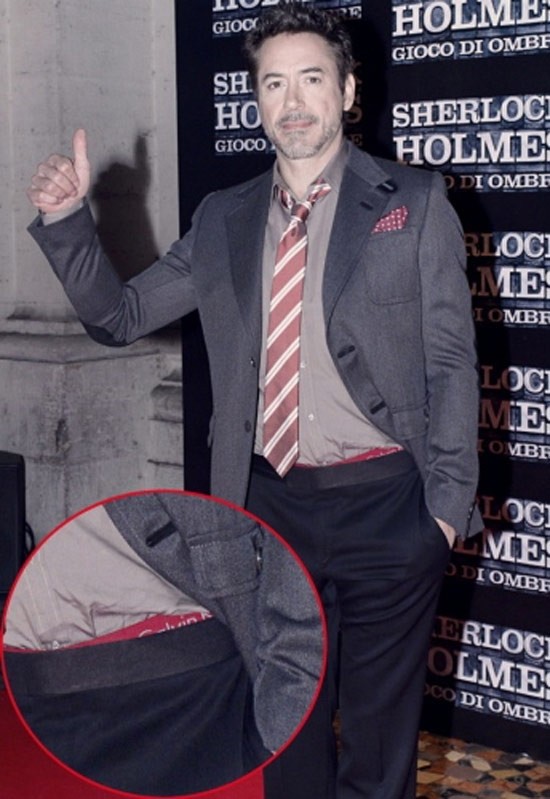 Robert Downey Jr. mải tạo dáng mà không để ý chiếc cạp quần màu đỏ hiệu Calvin Klein đã lộ cả ra ngoài quần âu. Xem thêm: Nghệ thuật chưng diện "màn hình phẳng" của Sao Hoa ngữ