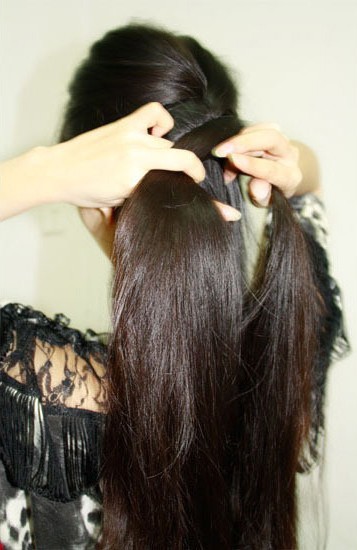 Kiểu 2: Kiểu tóc này dành cho bạn gái có mái tóc dài ngang lưng. Đầu tiên, bạn chia tóc thành hai phần và bắt đầu tết với phần tóc phía trên. Xem thêm: Chuộng tóc giả, Sao Việt tự làm xấu mình?