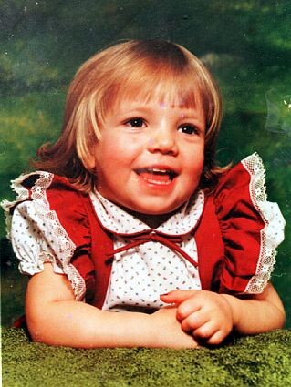 Britney Spears sinh ngày 2 tháng 12 năm 1981. Ngay từ nhỏ, cô nàng đã sở hữu khuôn mặt dễ thương, nụ cười tươi tắn và nhất là đôi mắt trong veo. (ảnh: indiantv) Xem thêm: Nhóc tỳ nhà Sao liệu có đẹp xinh như bố mẹ?