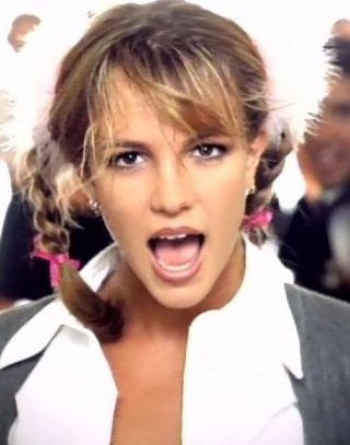 Bước sang tuổi 17, sự nghiệp âm nhạc bắt đầu thăng hoa. Britney hóa thân vào hình tượng cô nữ sinh sôi động và cực kỳ xinh đẹp. Bằng âm nhạc và những vũ điệu trẻ trung, Britney trở thành công chúa nhạc pop với hit "Baby one more time". (ảnh: dantri) Xem thêm: Nhóc tỳ nhà Sao liệu có đẹp xinh như bố mẹ?
