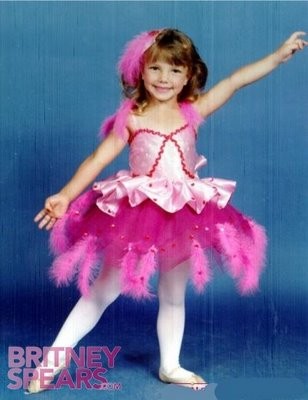 Britney được bố mẹ cho đi học múa, hát ngay từ nhỏ. Cô nàng tham gia câu lạc bộ Walt Disney và nổi lên như một "sao nữ" giữa bè bạn. (ảnh: britney) Xem thêm: Nhóc tỳ nhà Sao liệu có đẹp xinh như bố mẹ?