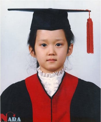 Jang Na Ra xinh xắn như búp bê khi diện bộ đồ cử nhân. Ở lứa tuổi thiếu nhi, cô nàng trở thành nhân vật khá "hot" ở trường vì vẻ đẹp nổi bật của mình. (Ảnh: 2sao) Xem thêm: Mặc váy mini skirt ngọt ngào như Sao Hàn