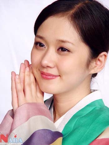 Đằm thắm, ngọt ngào khi diện hanbok - trang phục truyền thống Hàn Quốc. (Ảnh: 2sao) Xem thêm: Mặc váy mini skirt ngọt ngào như Sao Hàn