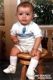 Chân dung Ronaldo tròn 1 tuổi. Gương mặt bụ bẫm đáng yêu và dáng ngồi rất vững. (Ảnh: news) Xem thêm: Ngắm Sao nam "mặt hoa da phấn"