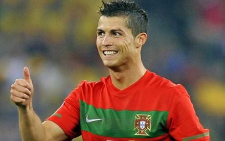 Cầu thủ điển trai, đào hoa số 1 Bồ Đào Nha. Bất cứ nơi đâu có sự xuất hiện của Ronaldo, ở đó thu hút sự chú ý của báo giới. (Ảnh: ngoisao) Xem thêm: Ngắm Sao nam "mặt hoa da phấn"