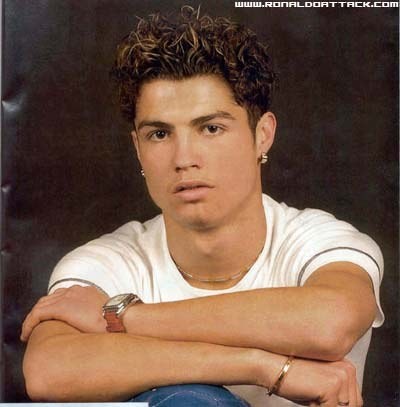 Ở độ tuổi 18, thi đấu trong vai trò cầu thủ trẻ của Sporting, Ronaldo cho thấy vẻ đào hoa, đẹp trai, phong độ. Tuy nhiên, chưa đến mức phóng túng như sau này. (Ảnh: vietbao) Xem thêm: Ngắm Sao nam "mặt hoa da phấn"