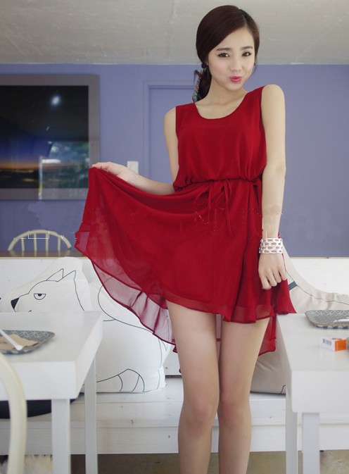 Váy đỏ nồng nàn, mềm mại chắc chắn sẽ khiến bạn trở thành tâm điểm thu hút mọi ánh nhìn.