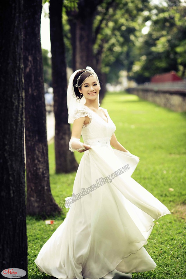 Shoot hình tuyệt đẹp. Cô dâu thướt tha váy trắng trong ánh nắng dịu ngọt đầu thu.