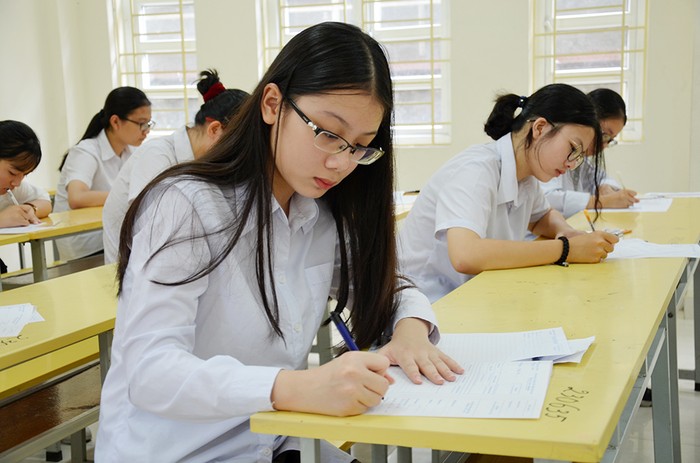 Thí sinh dự thi môn Ngữ văn tại điểm thi Trung học phổ thông Hòn Gai (Quảng Ninh) - Ảnh: CTV