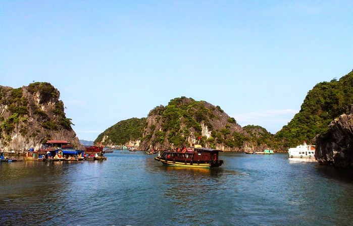 Tàu du lịch trên vịnh Lan Hạ (huyện Cát Hải, TP Hải Phòng)