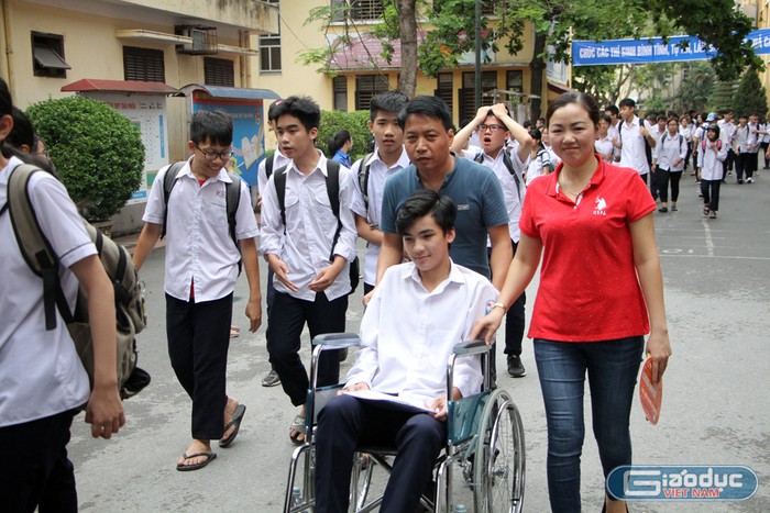 Tại điểm thi Trường Thái Phiên, thí sinh khuyết tật được bố mẹ đưa tới phòng thi (Ảnh: Lã Tiến)