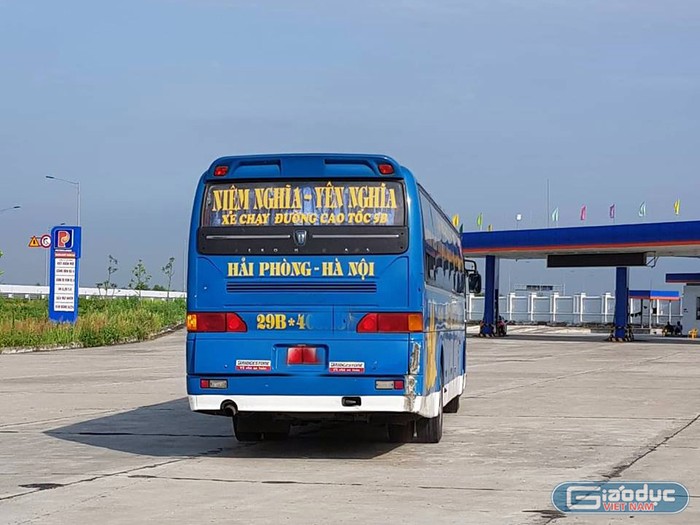 Lực lượng Cảnh sát giao thông lập biên bản xử phạt đối với xe khách Đoàn Xuân