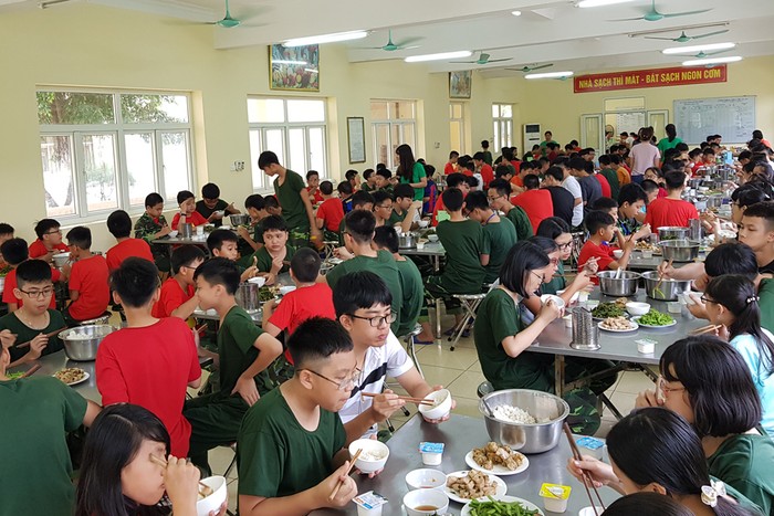 Học sinh được ăn trưa tập thể, góp phần rèn luyện bản thân