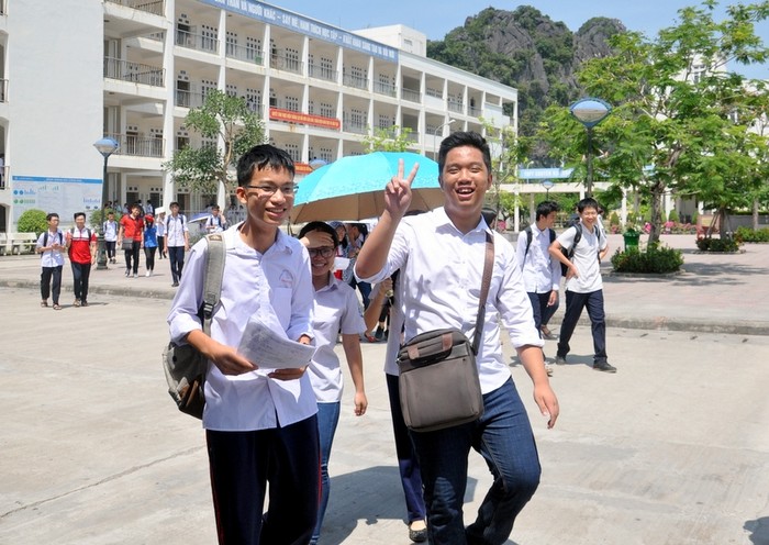 Các thí sinh dự thi vào Trường Trung học phổ thông Chuyên Hạ Long năm học 2017-2018.