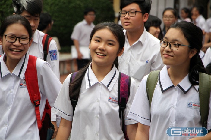 Các thí sinh phấn khởi sau kỳ thi vào lớp 10 tại trường Trung học phổ thông Thái Phiên (quận Ngô Quyền).