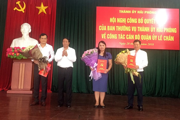 Ông Lê Văn Thành, Bí thư Thành ủy Hải Phòng trao quyết định cho các ông, bà Đỗ Thanh Lê, Lê Trung Kiên, Nguyễn Văn Tuấn.