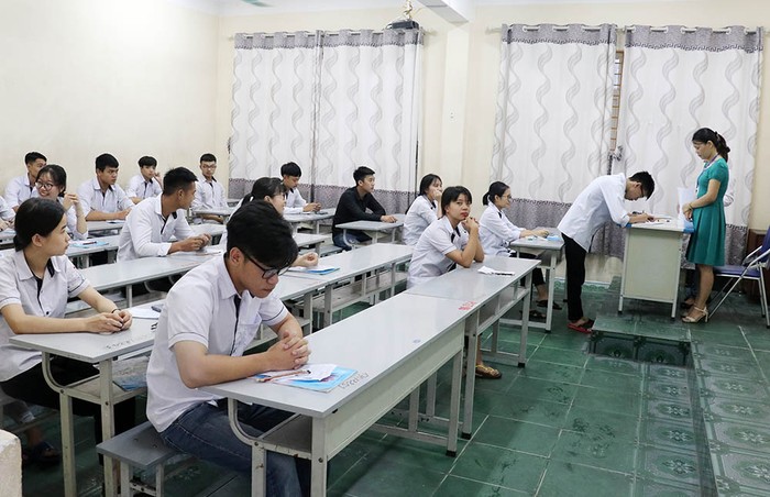 Thí sinh Quảng Ninh làm bài thi tổ hợp khoa học xã hội.