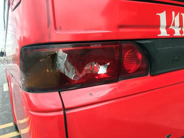 Xe khách của nhà xe Hoàng Mười bị đập vỡ đèn hậu vào sáng 15/6/2018.