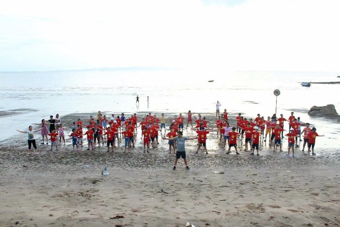Học sinh được tham gia trại kỹ năng sống tại bãi biển Đồ Sơn, Hải Phòng (Ảnh: Lã Tiến)
