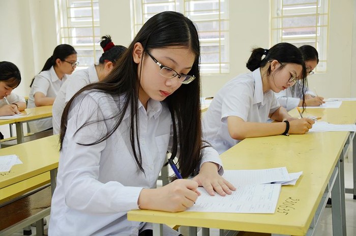Thí sinh dự thi môn Ngữ văn tại điểm thi Trung học phổ thông Hòn Gai (Quảng Ninh) (Ảnh: Báo Quảng Ninh)