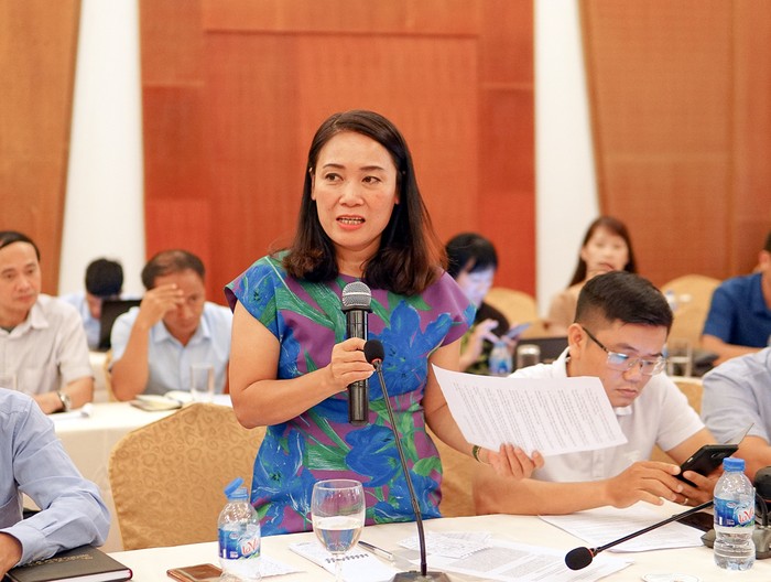 Nhà báo Tạ Bích Loan, Trưởng ban Sản xuất các chương trình Giải trí (Đài truyền hình Việt Nam) phát biểu tại tọa đàm. (Ảnh: Lã Tiến)