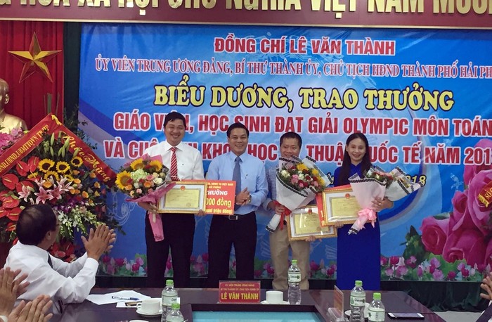 Ông Nguyễn Văn Tùng, Chủ tịch Ủy ban nhân dân thành phố Hải Phòng trao thưởng các giáo viên có học sinh đạt giải (Ảnh: Lã Tiến).
