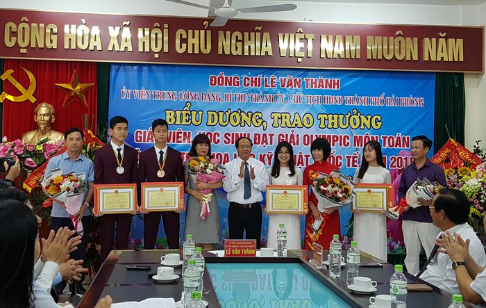 Ông Lê Văn Thành, Bí thư Thành ủy Hải Phòng trao thưởng các học sinh đạt giải quốc tế (Ảnh: Lã Tiến)