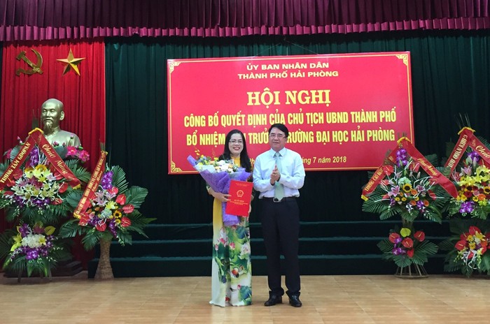 Bà Nguyễn Thị Hiên được bổ nhiệm giữ chức Hiệu trưởng Trường Đại học Hải Phòng (Ảnh: Lã Tiến)