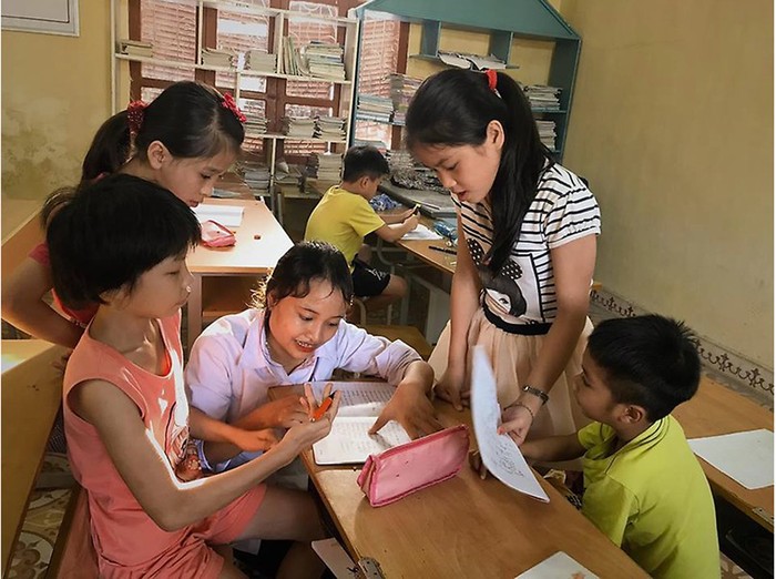 Các tình nguyện viên dạy tiếng Anh miễn phí cho các em bị nhiễm HIV tại làng trẻ Thanh Xuân (Ảnh: Lã Tiến)