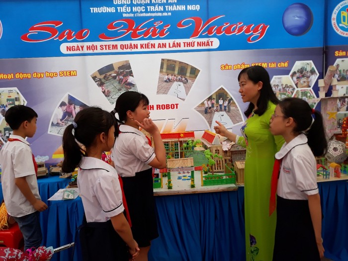 Cô giáo Bùi Thị Phi Nga cùng học sinh Trường Tiểu học Trần Thành Ngọ trong ngày hội STEM quận Kiến An (Ảnh: Lã Tiến)