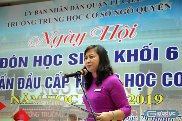 Bà Nguyễn Thị Thu Hương, Hiệu trưởng Trường Trung học cơ sở Ngô Quyền nhiệt liệt chào mừng các em học sinh vào lớp 6, năm học 2018-2019 (Ảnh: Lã Tiến)