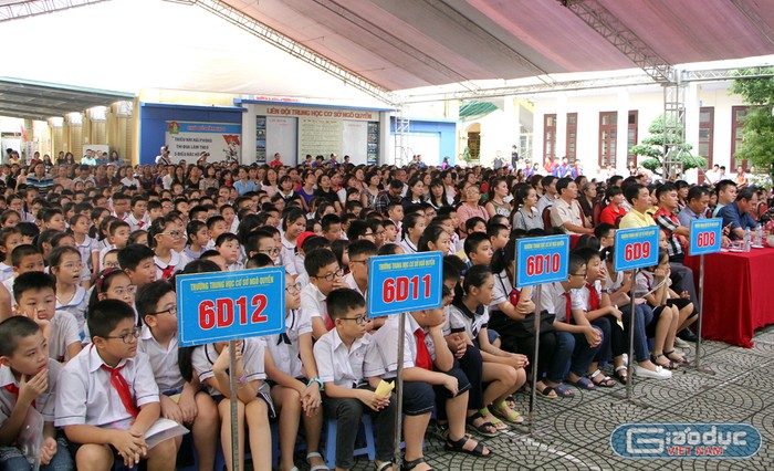 Ngày hội đón học sinh lớp 6 tại Trường Trung học cơ sở Ngô Quyền thu hút đông đảo phụ huynh (Ảnh: Lã Tiến)