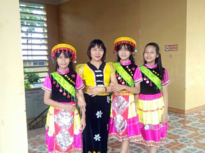 Cô Lê Thu Liên cùng các học sinh Trường Trung học cơ sở Lương Khánh Thiện tham gia hoạt động hè năm 2018 (Ảnh: nhân vật cung cấp).