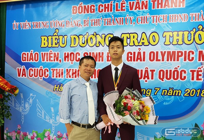 Thầy giáo Bùi Tuấn Ngọc cùng học trò đạt giải Olympic Toán quốc tế 2018. (Ảnh: Lã Tiến)
