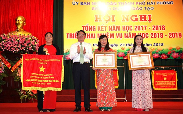 Ông Lê Khắc Nam, Phó Chủ tịch Ủy ban nhân dân thành phố Hải Phòng trao cờ thi đua của Chính phủ và bằng khen của Thủ tướng Chính phủ tặng các tập thể, cá nhân. (Ảnh: CTV)