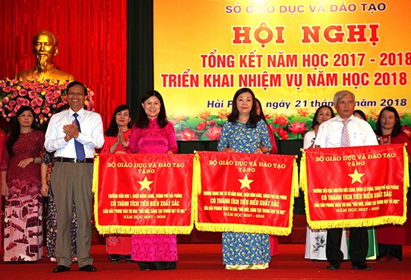 Ông Nguyễn Xuân Trường, Giám đốc Sở Giáo dục và Đào tạo Hải Phòng trao cờ thi đua của Bộ Giáo dục và Đào tạo cho các tập thể. (Ảnh: CTV)