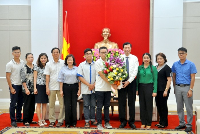 Ông Nguyễn Đức Long tặng hoa động viên em Nguyễn Hoàng Cường trước chung kết Đường lên đỉnh Olympia 2018. (Ảnh: Báo Quảng Ninh)